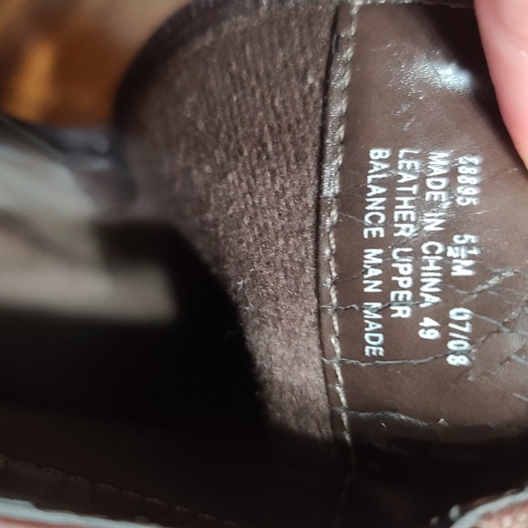 Clarks Women's Leather Ankle Boot - Picture 10 of 11